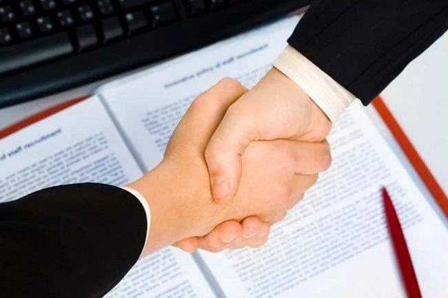 Ký hợp đồng với đơn vị vận chuyển