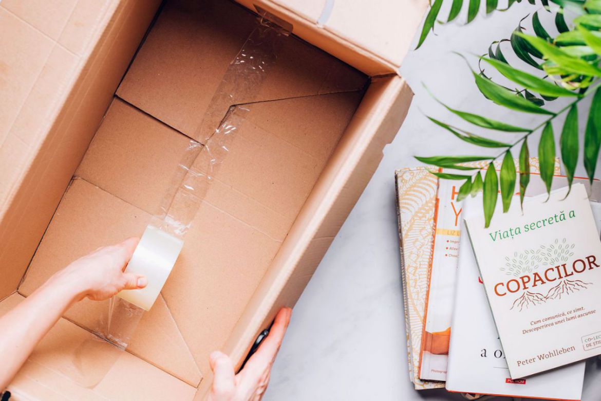 dùng băng keo cố định chiếc hộp đựng văn phòng phẩm