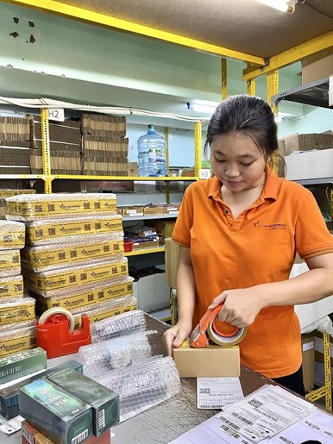 Nhân viên của Sao Vàng Express có kinh nghiệm trong đóng gói hàng hóa
