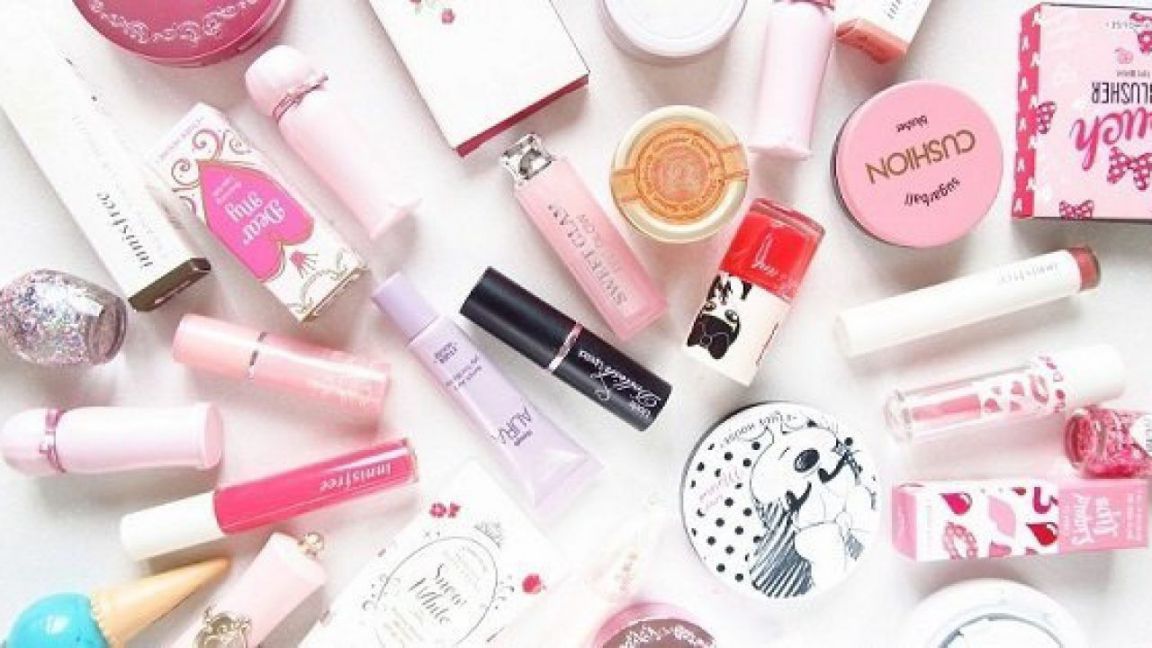 các mặt hàng mỹ phẩm như son môi, kem dưỡng