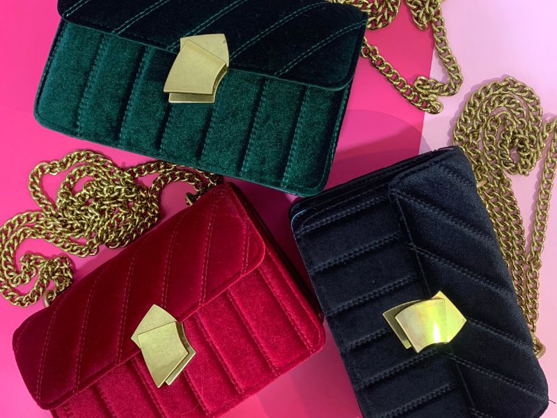 túi xách màu đỏ, màu xanh dương và màu xanh lam