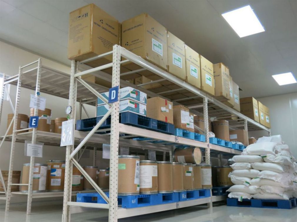 hàng hóa tồn trong kho được xếp lên kệ