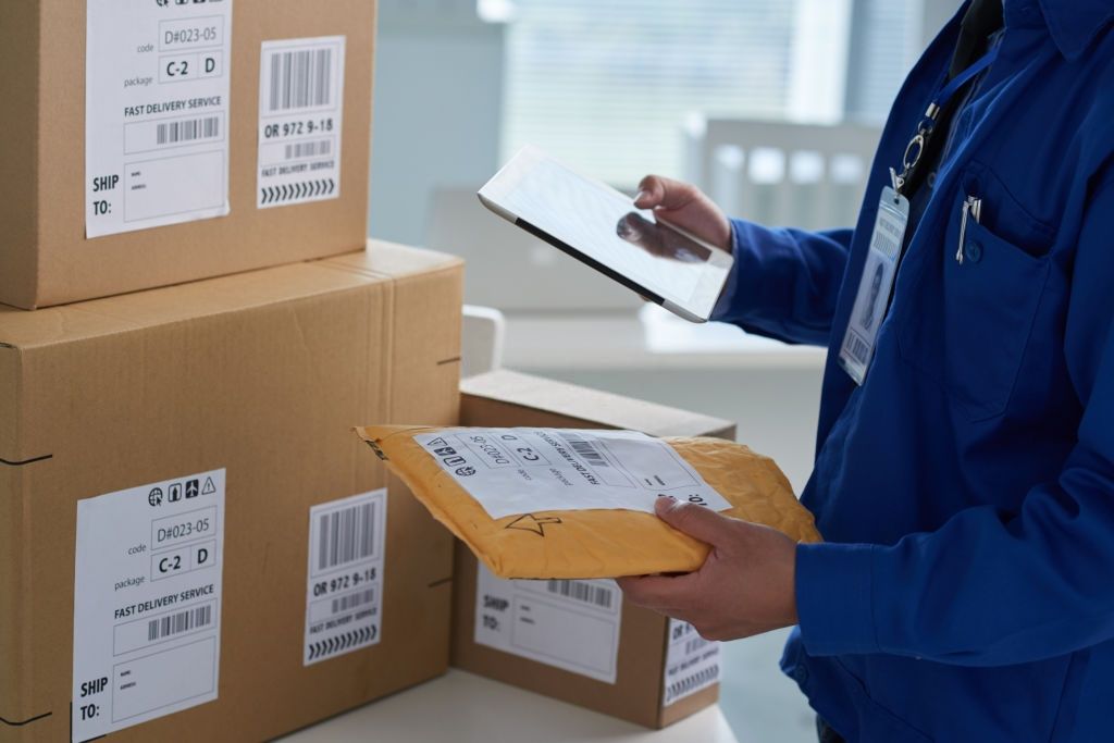 Tiến hành kiểm tra đóng gói hàng hóa Kiểm tra và đóng gói hàng hóa là một hoạt động nằm trong quy trình vận hành kho hàng