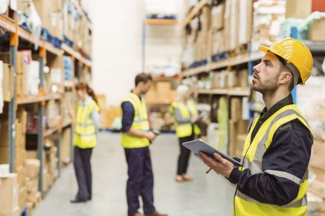 mọi người đang kiểm tra hàng tồn