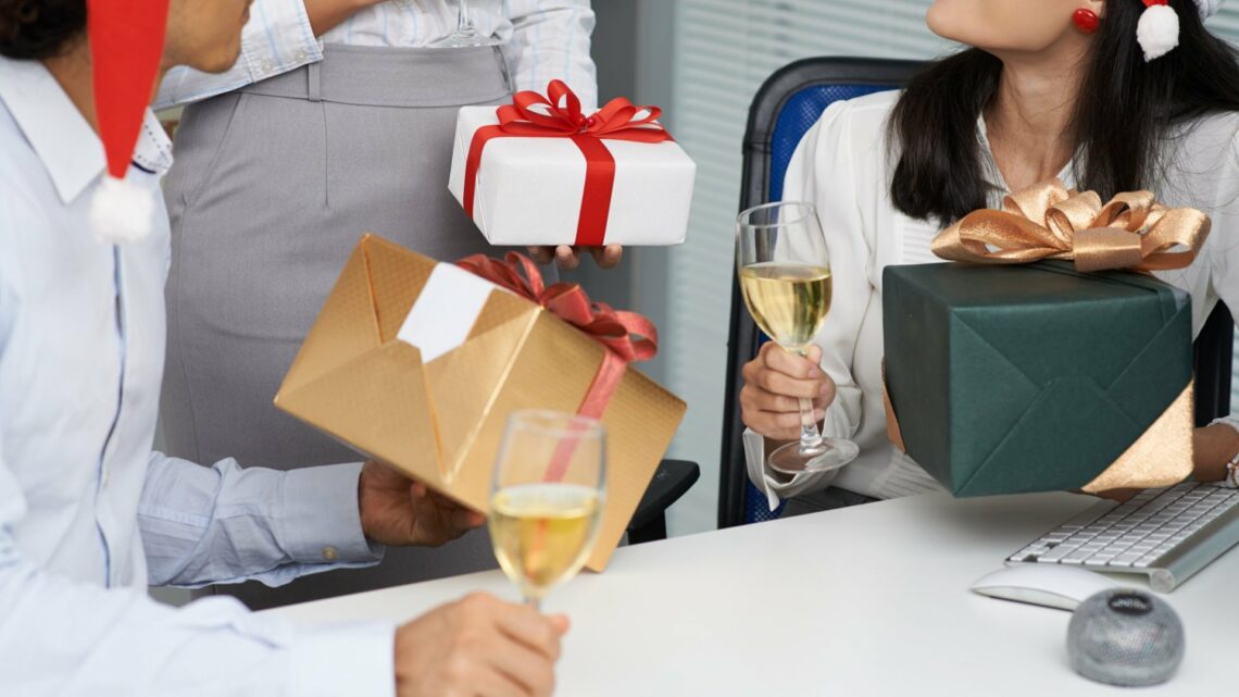 Bán giá ưu đãi hoặc quà tặng cho nhân viên của mình Xử lý hàng tồn kho hiệu quả bằng cách bán giá ưu đãi hoặc quà tặng cho nhân viên của mình