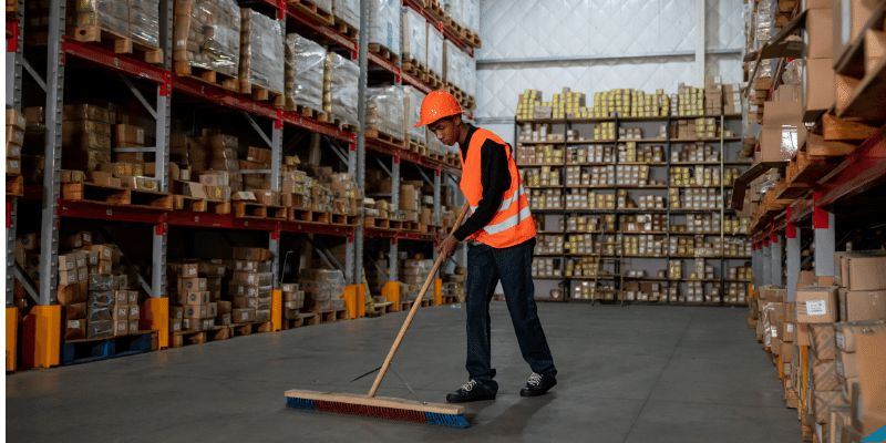 Không chú trọng đến việc vệ sinh nhà kho Không chú trọng đến việc vệ sinh nhà kho