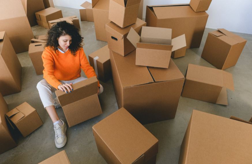 Tại sao phải đóng gói hàng hóa xuất khẩu nước ngoài? Nhân viên đang thực hiện đóng gói hàng hoá để xuất khẩu nước ngoài