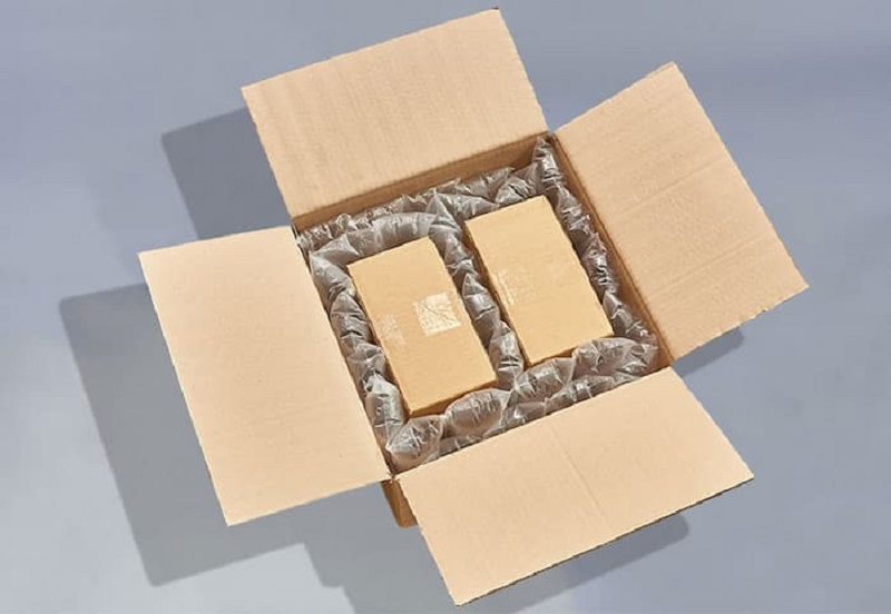 chèn giấy bubble vào hộp carton để cố định sản phẩm chèn giấy bubble vào hộp carton để cố định sản phẩm