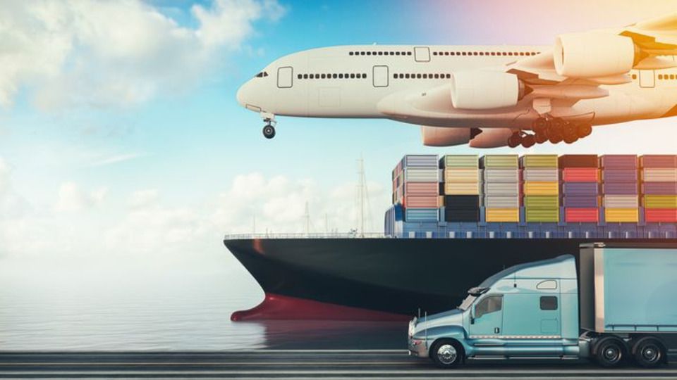 Bạn có thể lựa chọn vận chuyển hàng hóa bằng máy bay, tàu, container